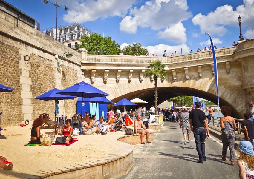 В центре Парижа открыли настоящий пляж