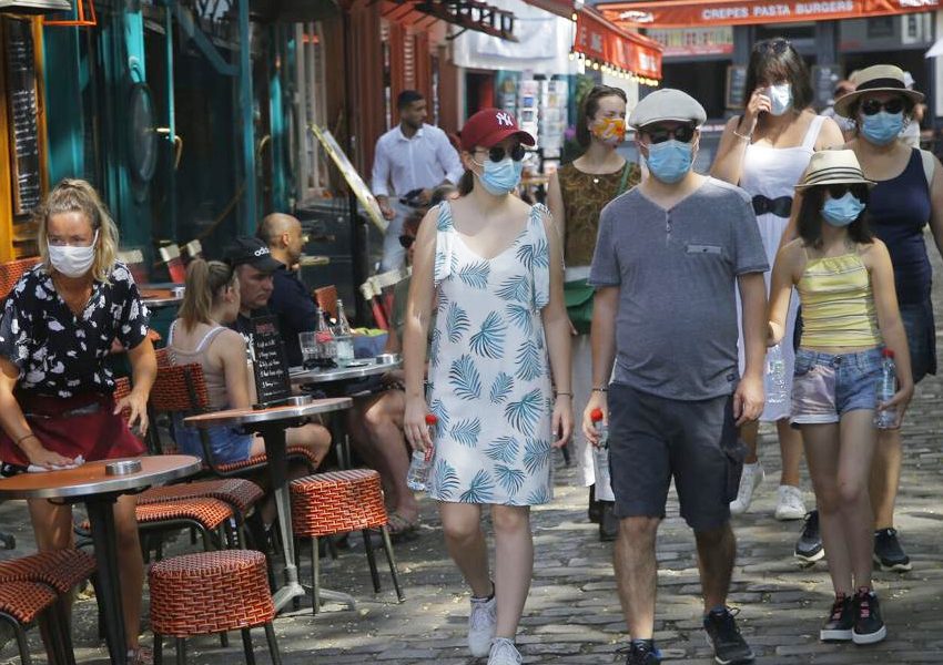 В Париже сделали обязательным ношение масок на улицах города