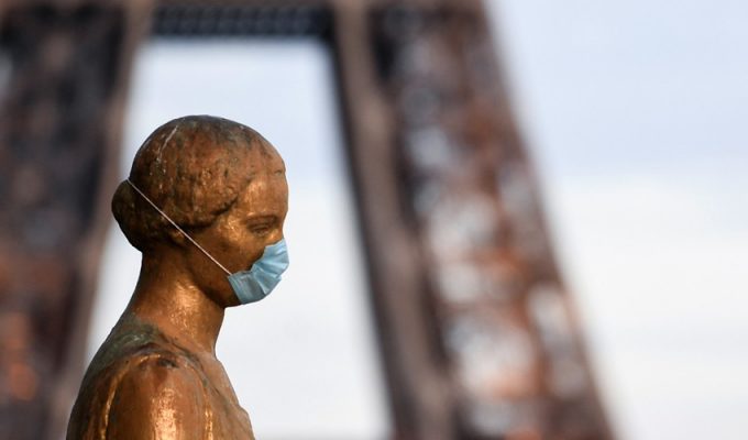 В Париже планируют сделать обязательным ношение масок на улицах